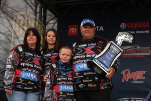 Bill Lowen wins bassmaster elite at pickwick