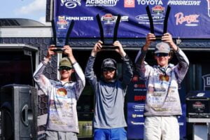  Florida's Falk and Blackmon lift the trophy at Bassmaster High School Series event on Chickamauga