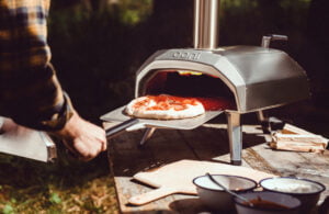 Outdoor pizza oven